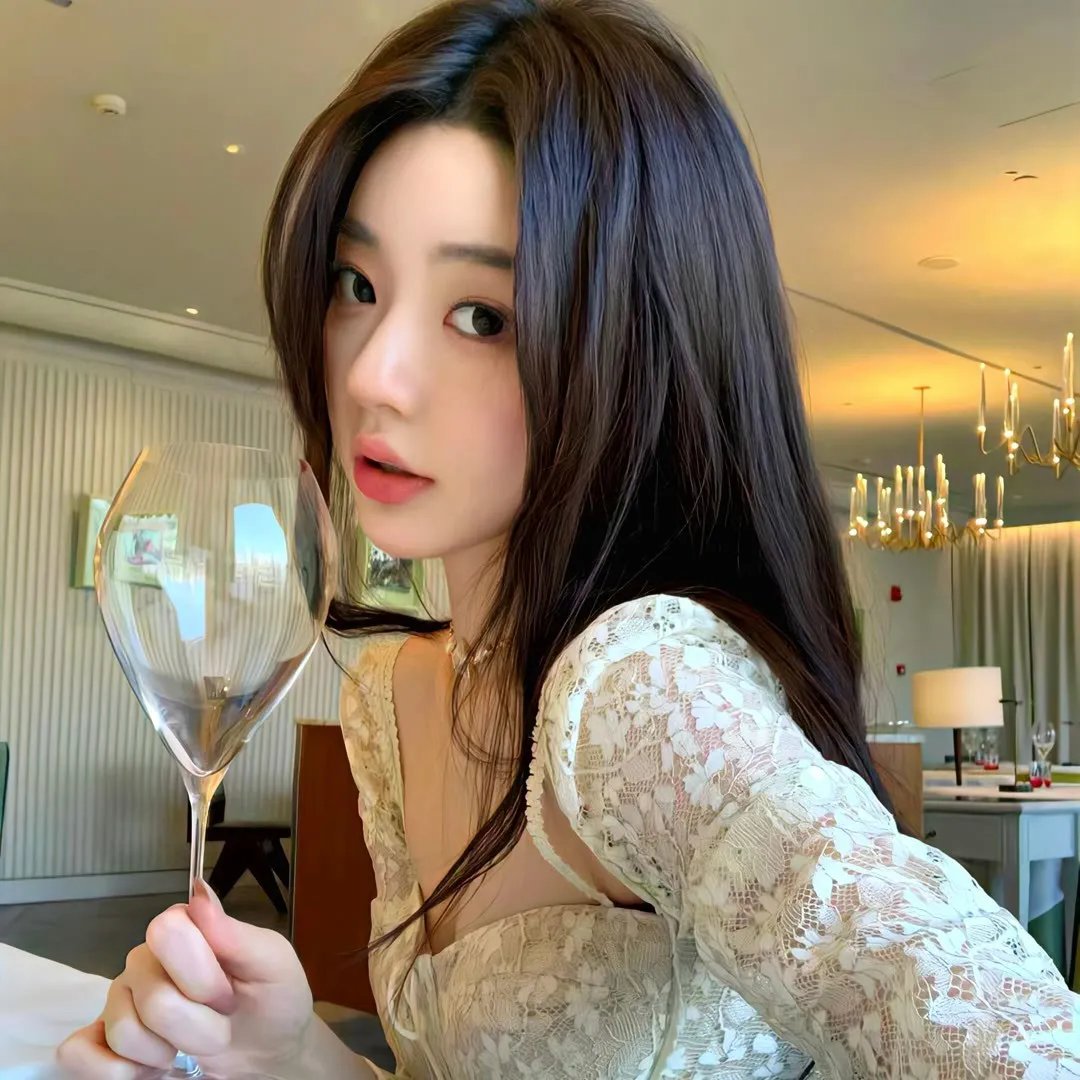 给小酒馆女子喝高杯酒
